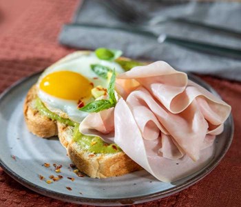Pane gluten free con GranCotto, guacamole piccante e uovo al tegamino