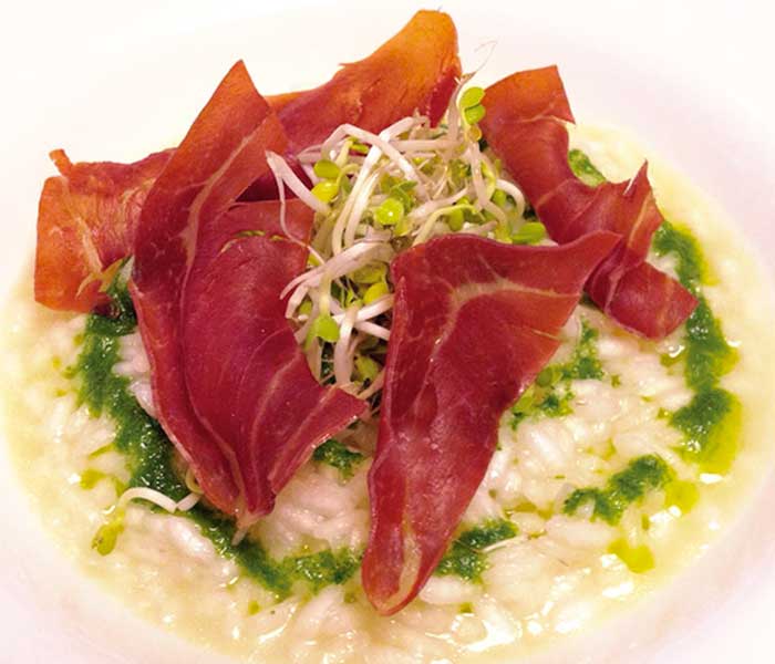 Risotto con Prosciutto Crudo, salsa di rucola e germogli