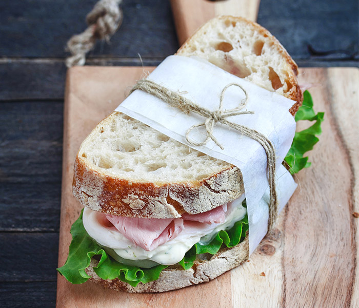 Sandwich al Prosciutto Cotto Gran Biscotto e salsa verde
