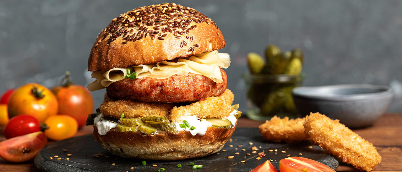 Buns con Gran Biscotto Burger, emmental e anelli di cipolla fritti