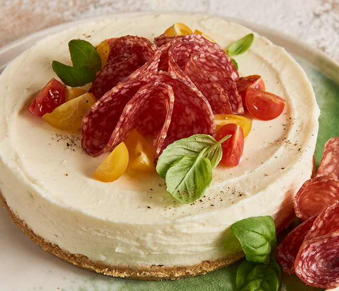 Cheesecake salata alla ricotta con salame Milano e pomodori
