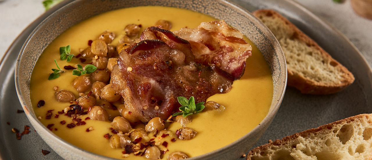 Vellutata di ceci, zucca e rosmarino con chips di Guanciale