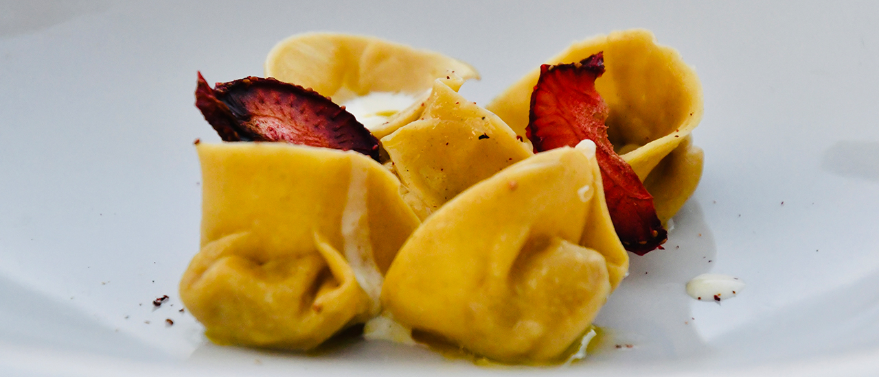 Ravioli ripieni di ossobuco e Mortadella, salsa allo zafferano e polvere di fragola